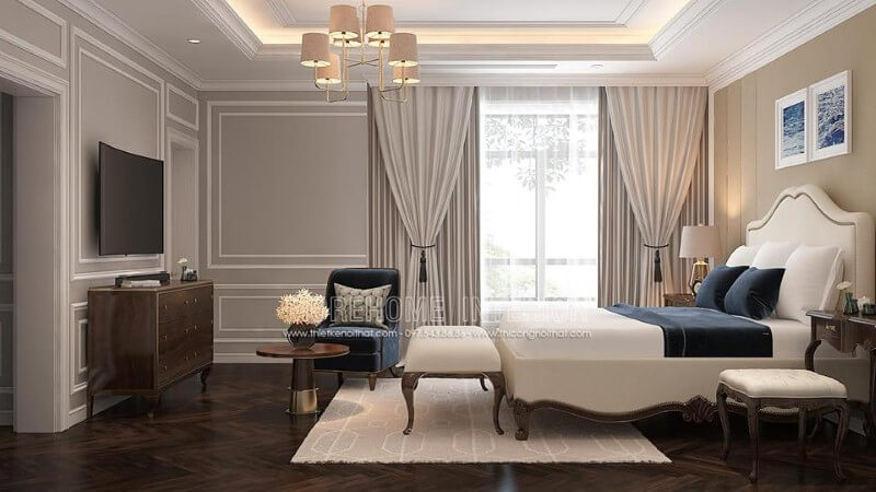 Giường bọc nệm trắng kết hợp sắc trầm từ ghế, đôn sofa, kệ tivi gỗ óc chó đã tạo nên bức tranh hài hòa, đẹp, sang trọng trong phòng ngủ master tân cổ điển. Thiết kế phòng ngủ biệt thự