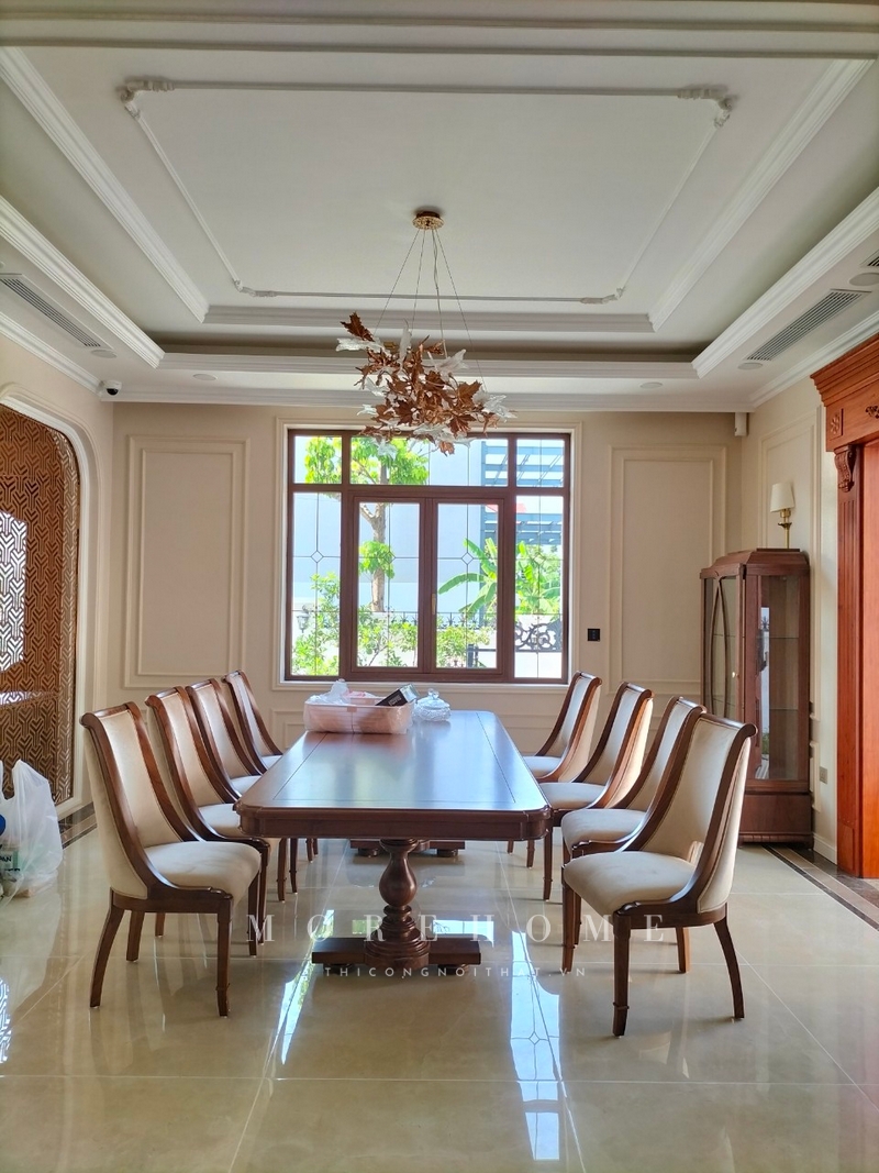 Thi công bàn ăn hình chữ nhật gỗ óc chó với bề mặt diện tích rộng thoải mái cho bày trí, sắp xếp, phù hợp với gia đình có đông thành viên.